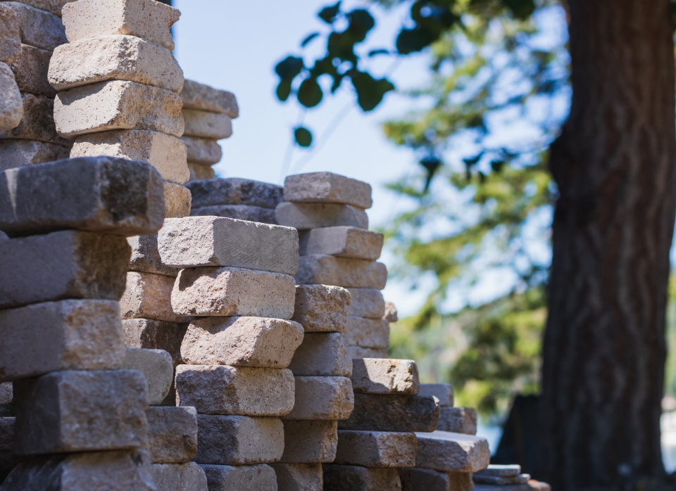 zoom sur mains d'une grand mère montrant ainsi son savoir faire